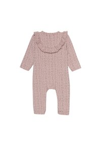 Combinaison à manches longues en tissu rose doux avec un motif texturé et un col à volants. Elle dispose de jambes avec chaussons et d'une ouverture au dos.