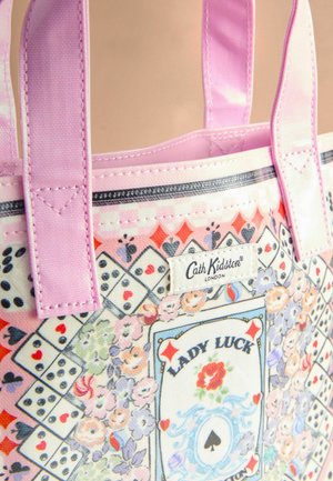 Borsa a tracolla colorata con motivi floreali, dadi e un design della carta "Lady Luck", con manici rosa e etichetta Cath Kidston.