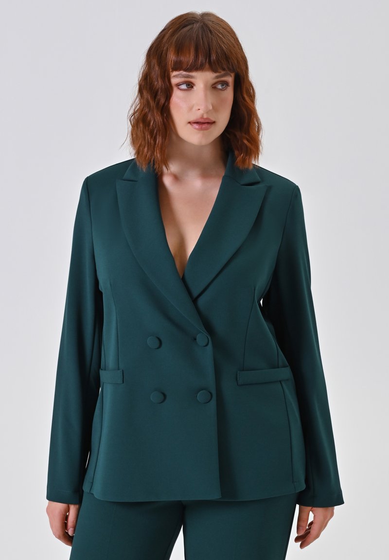 Teal dubbelgeknoopt blazer van soepel stof, met opstaande revers, twee voorzakken en bijpassende knoopdetails.
