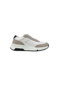 Baskets de sport légères avec une tige en cuir blanc et en suède beige, bout rond, fermeture à lacets à l'avant, et une semelle en caoutchouc noir texturé.