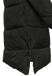 Sort pufferjakke med quiltet design, der har høj krave, lynlås fortil og sidelufter ved kanten for øget bevægelsesfrihed.