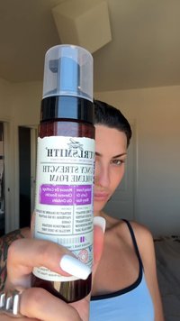 Curlsmith Thick Strength Volume Foam w brązowej butelce z przezroczystą pompką. Etykieta zawiera czarny i biały tekst z fioletowymi akcentami, opisując sposób użycia produktu.