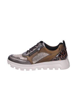 Braune und silberne Sneaker mit gemischten Texturen, ausgestattet mit einer Schnürung vorne und einem seitlichen Reißverschluss. Akzentuiert mit einem Leopardenmuster am Fersenbereich und einer weißen Sohle.