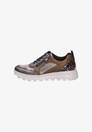 Braune und silberne Sneaker mit gemischten Texturen, ausgestattet mit einer Schnürung vorne und einem seitlichen Reißverschluss. Akzentuiert mit einem Leopardenmuster am Fersenbereich und einer weißen Sohle.