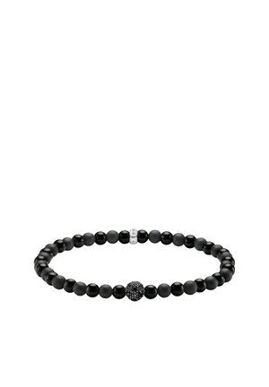 Zwarte kralenarmband met een getextureerde zwarte centrale kraal en een kleine zilveren kraal met letters.