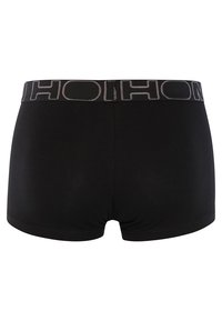Černé boxerky vyrobené z látky s hladkým povrchem. Mají široký pás se zvýrazněným logem.
