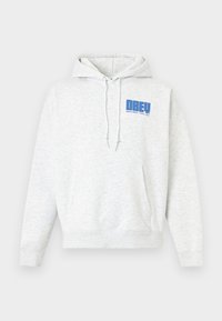 Ανοιχτό γκρι φούτερ με κουκούλα από απαλό ύφασμα, με τσέπη καγκουρό στο μπροστινό μέρος και μπλε γραφικό κείμενο στο αριστερό στήθος. Ρυθμιζόμενη κουκούλα με κορδόνι.