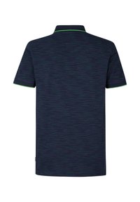 Camisa polo navy con un sutil patrón de rayas verdes, mangas cortas y un ribete de color verde en el cuello. Fabricada en un material suave y transpirable.