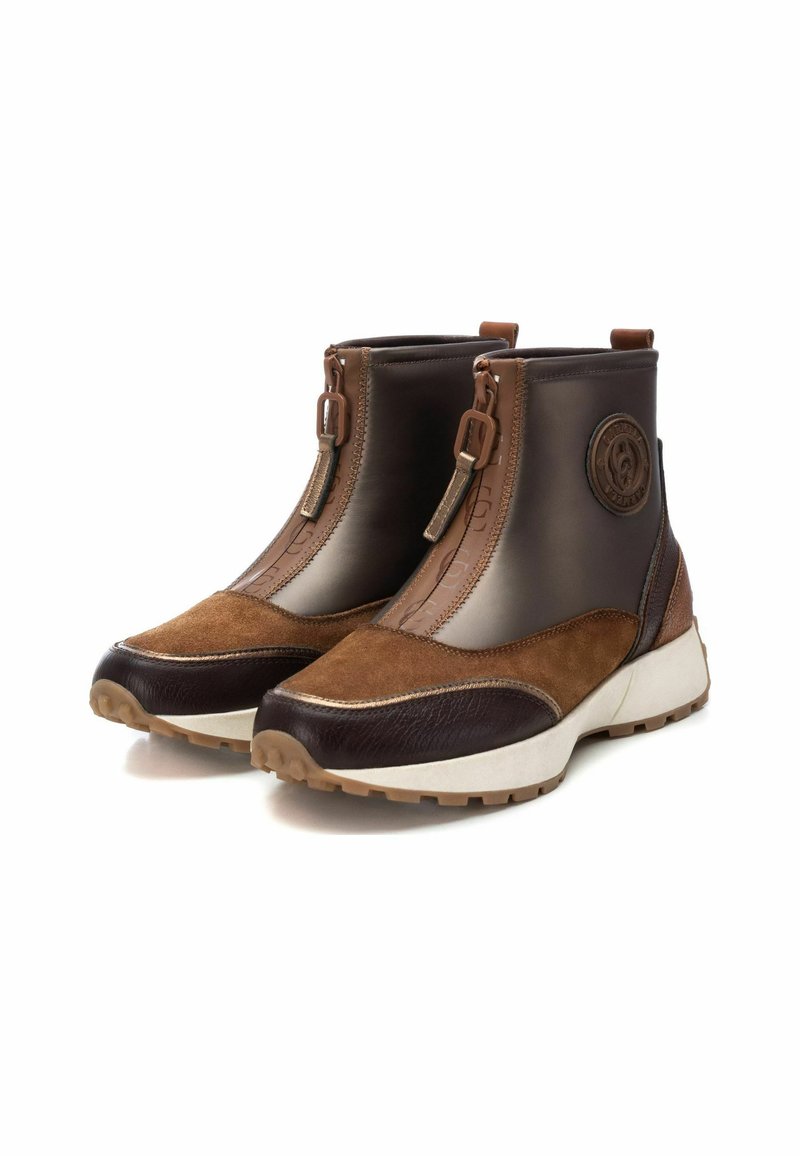 Botas de tobillo marrones con una mezcla de cuero liso y ante, que cuentan con dos cremalleras, acentos texturizados y una suela gruesa.