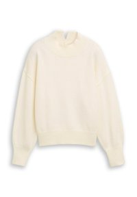 Kremowy sweter typu pulower z wysokim, prążkowanym kołnierzem, opuszczonymi ramionami i długimi, lekko zwężanymi rękawami. Miękka dzianinowa faktura.