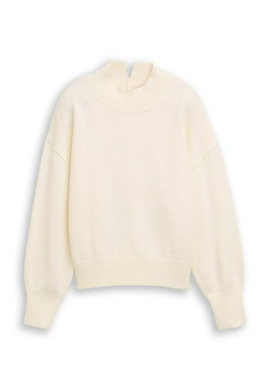 Kremowy sweter typu pulower z wysokim, prążkowanym kołnierzem, opuszczonymi ramionami i długimi, lekko zwężanymi rękawami. Miękka dzianinowa faktura.