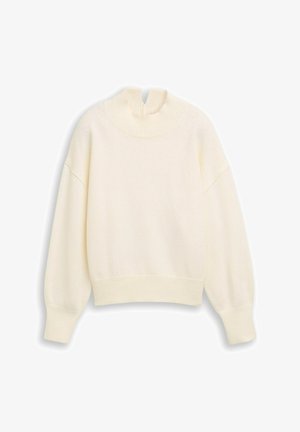 Kremowy sweter typu pulower z wysokim, prążkowanym kołnierzem, opuszczonymi ramionami i długimi, lekko zwężanymi rękawami. Miękka dzianinowa faktura.