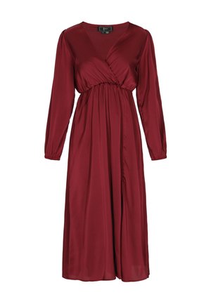 Bordó hosszú ujjú ruha V-nyakkivágással, átlapolt kialakítással, rugalmas derékrésszel és selymes anyagból készült, lebegő szoknyával.