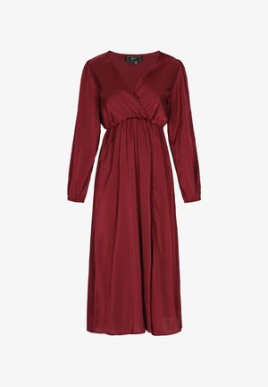 Bordó hosszú ujjú ruha V-nyakkivágással, átlapolt kialakítással, rugalmas derékrésszel és selymes anyagból készült, lebegő szoknyával.
