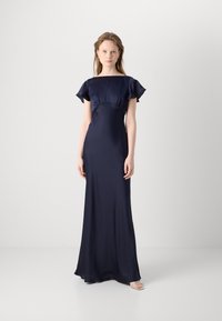Rochie din satin bleu marin cu mâneci scurte și evazate, bust ajustat și fustă lungă, fluidă. Textură netedă cu un design minimalist.