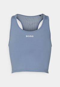 Modrý sportovní crop top ze tkaniny s kulatým výstřihem, designem na zádech ve stylu racerback a bílým logem "BORG" na přední straně. Hladká textura, žádné další vzory.