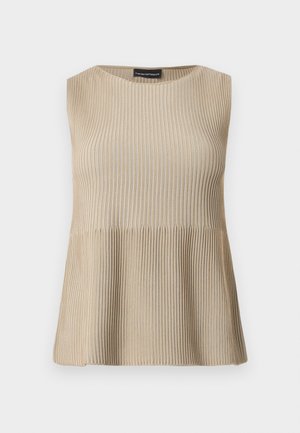 Beige spalvos be rankovių megztinis su iškiliais siūlais, apvalia iškirpte ir platėjančiu apatine dalimi, pateiktas ant balto fono.