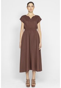 Brązowa sukienka do kolan z krótkimi rękawami, dekoltem w kształcie litery V i elastycznym pasem. Charakteryzuje się zwiewnym krojem i gładką fakturą. Połączona z brązowymi sandałami na paski.