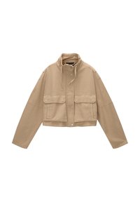 Veste courte beige avec un col montant, deux poches plaquées à l'avant et une fermeture à pression visible. Confectionnée dans un tissu lisse avec une coupe décontractée.