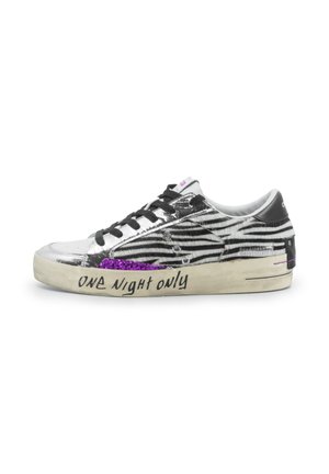 Trainers - white