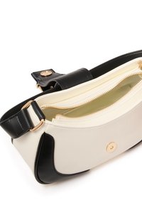Borsa in pelle con un design bicolore in nero e crema, dotata di una cerniera dorata, chiusura con colletto magnetico e compartimenti interni per riporre gli oggetti.
