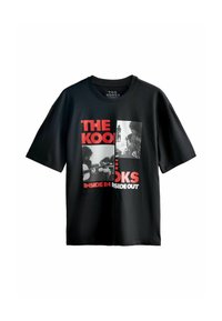 Camiseta de algodón negra con estampados en rojo y blanco que incluyen el texto "THE KOOKS" y imágenes de personas, de mangas cortas y cuello redondo.