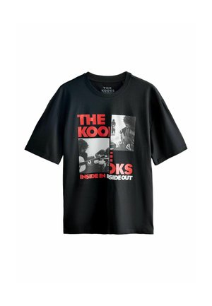 Fekete pamut póló piros és fehér nyomtatással, rajta a "THE KOOKS" felirattal és emberek képeivel, rövid ujjakkal és kerek nyakkivágással.