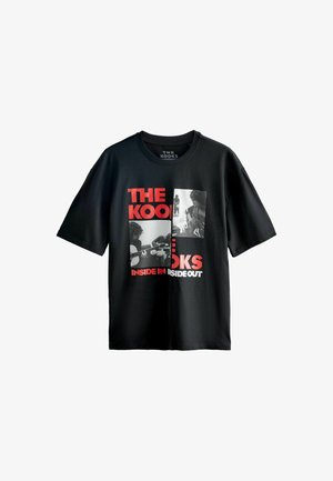 Fekete pamut póló piros és fehér nyomtatással, rajta a "THE KOOKS" felirattal és emberek képeivel, rövid ujjakkal és kerek nyakkivágással.