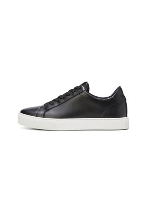 - Sneakersy niskie
