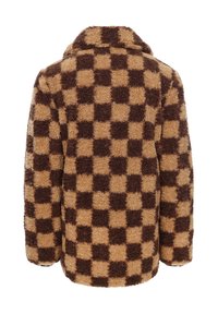 Bruin en beige geruite donzige jas met een kraaglijn. Heeft een zachte textuur en een losse pasvorm, met grote afwisselende vierkanten.