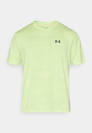 Jasnozielona sportowa koszulka z krótkim rękawem o teksturowanym wykończeniu z czarnym logo na lewej piersi. Okrągły dekolt i luźny krój.