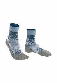 Knöchelsocken mit einem Farbverlauf-Design in Blau- und Grautönen, strukturiertem Stoff, verstärkten Fersen und dezenten roten Logo-Accents.