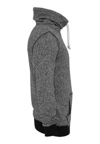 Grå mönstrad sweatshirt med hög krage, dragsko och svarta mudd; har en framficka och ett texturerat, stickat tyg.