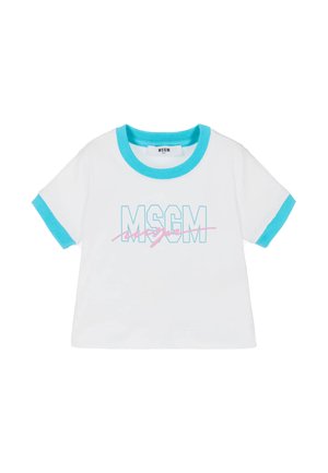 T-shirt bianca a maniche corte con colletto e polsini a coste turchesi. Presenta una grafica "MSCM" in testo blu e rosa sulla parte anteriore.