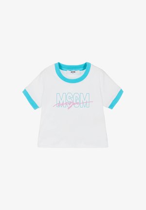 T-shirt bianca a maniche corte con colletto e polsini a coste turchesi. Presenta una grafica "MSCM" in testo blu e rosa sulla parte anteriore.