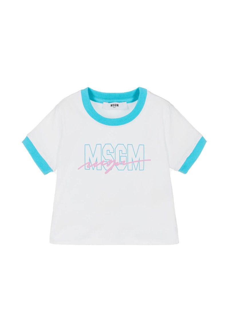 T-shirt bianca a maniche corte con colletto e polsini a coste turchesi. Presenta una grafica "MSCM" in testo blu e rosa sulla parte anteriore.