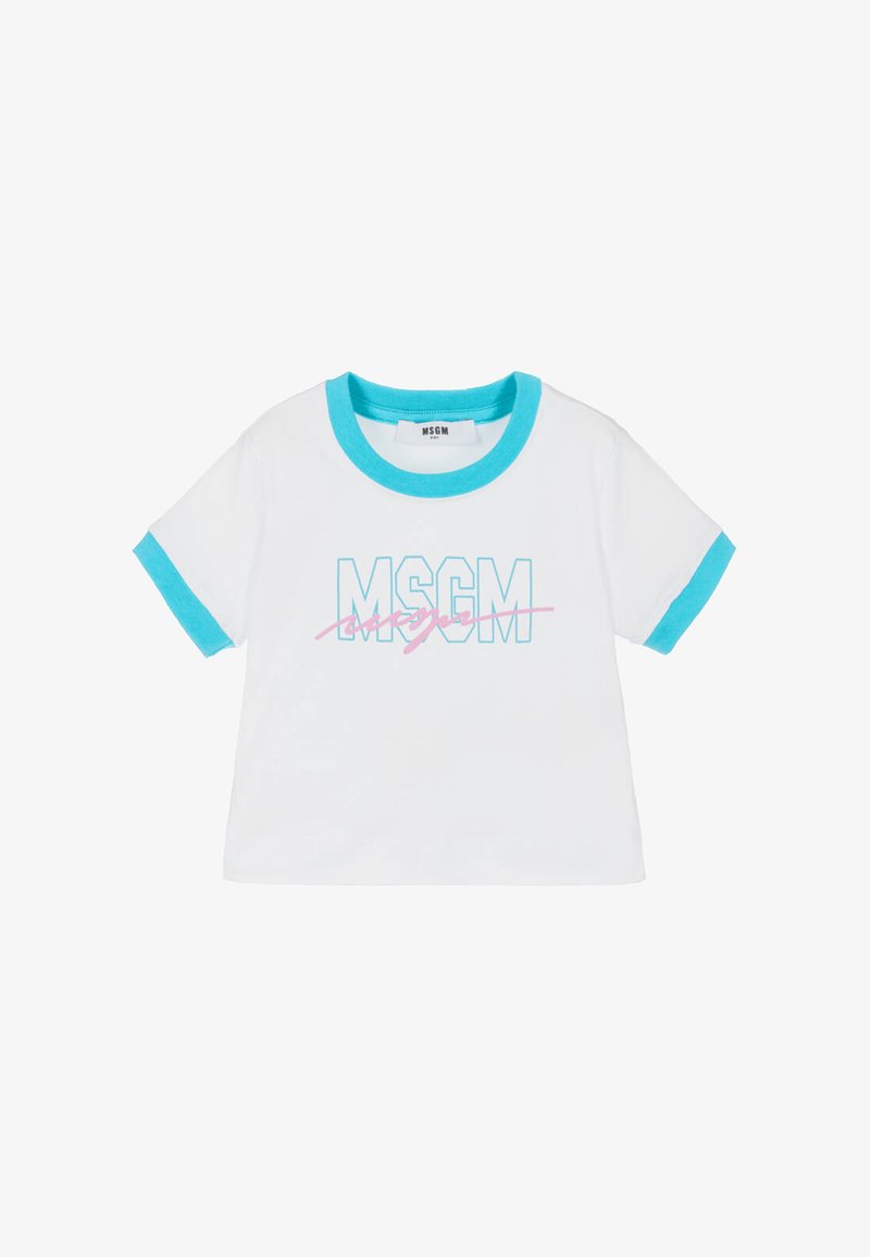 T-shirt bianca a maniche corte con colletto e polsini a coste turchesi. Presenta una grafica "MSCM" in testo blu e rosa sulla parte anteriore.