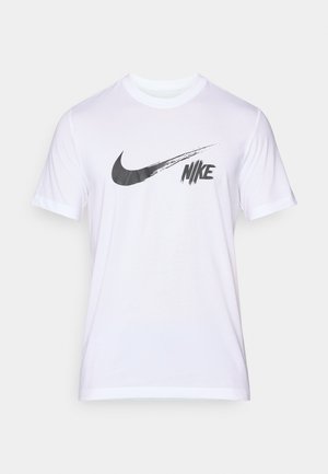 Bijela pamučna majica kratkih rukava s velikim crnim Nike swoosh logotipom i nazivom marke. Glatka tekstura, standardni okrugli izrez.