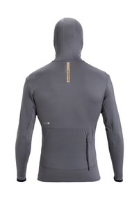 Grå långärmad jacka med huva, tillverkad av ett mjukt och elastiskt material. Har en dragkedjeficka på vänster sida och en logotag på baksidan.