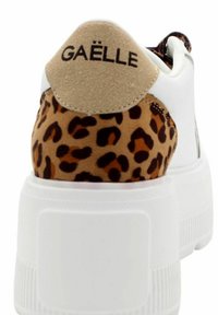 Sneaker bianca con suola bassa testurizzata, caratterizzata da un tallone con stampa leopardata e un tab posteriore beige impresso con la scritta "GAËLLE."