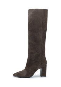 Stivale alto in suede marrone con tacco a blocco e punta affusolata, mostrato in profilo laterale su sfondo bianco.