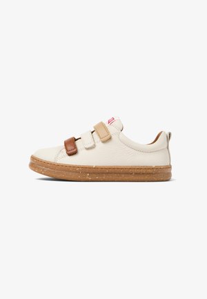 Scarpa in pelle crema con due fascette regolabili in Velcro di colore beige chiaro e marrone, suola in gomma con un motivo maculato, design a punta rotonda.