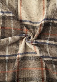 Tissu en laine douce de couleur beige, marron, bleu et orange, avec un motif en tartan torsadé au centre.