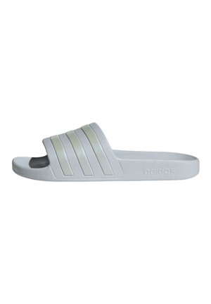 Sandale blanche Adidas à glissière avec trois sangles texturées et logo embossé sur le côté, conçue pour un usage décontracté.