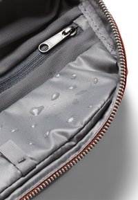 Bellroy WORK ACCESSORIES TOILETRY KIT PLUS - Kosmetiktasche - clay