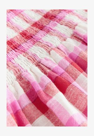 Tessuto a quadri rosa e rosso con una texture arricciata, alternando tra quadrati solidi e a fantasia. Materiale in cotone morbido e leggero.