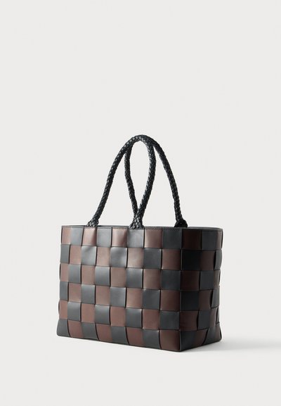Πλεκτή τσάντα ώμου σε μαύρο και καφέ δέρμα, με πλεκτές λαβές και ορθογώνιο σχήμα με μοτίβο σκακιέρας.