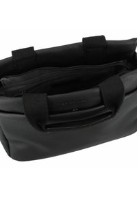 Zwarte leren tas met stevige stoffen handvatten, rits sluiting en binnenzakken. De textuur is glad met een matte afwerking.