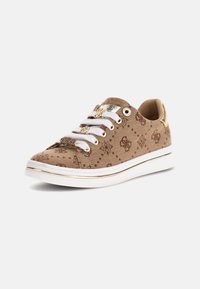 Bruna canvas sneakers med präglat logomönster, vita snören, guldaccenter och en vit gummisula. Har en stilren guld-logotagg.