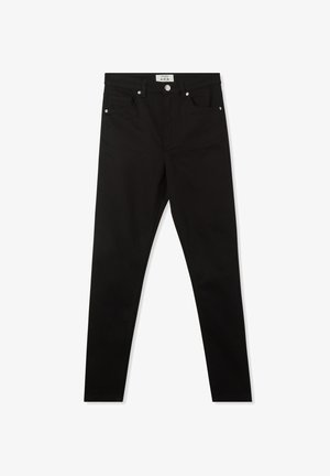 Czarne wąskie dżinsy wykonane z denimu, charakteryzujące się klasycznym pięciokomorowym wzorem oraz metalowymi elementami, w tym zapięciem na guzik z przodu i zamkiem błyskawicznym.